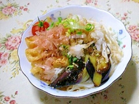 焼き油揚げと茄子の素揚げでそうめん